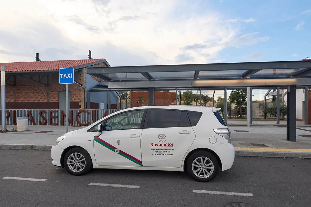 Taxi en Plasencia para traslados de empresa y servicio 24 horas al aeropuerto.