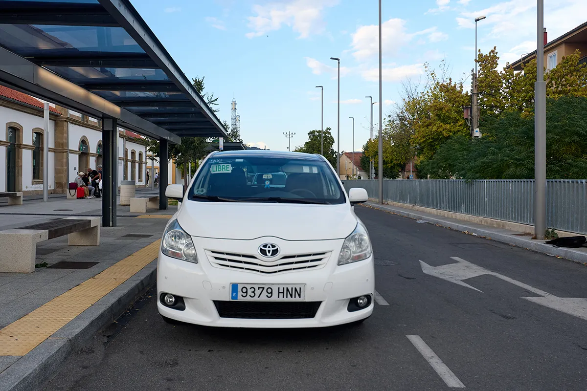 Vehículo de taxi en Plasencia preparado para traslados corporativos y servicio 24 horas.