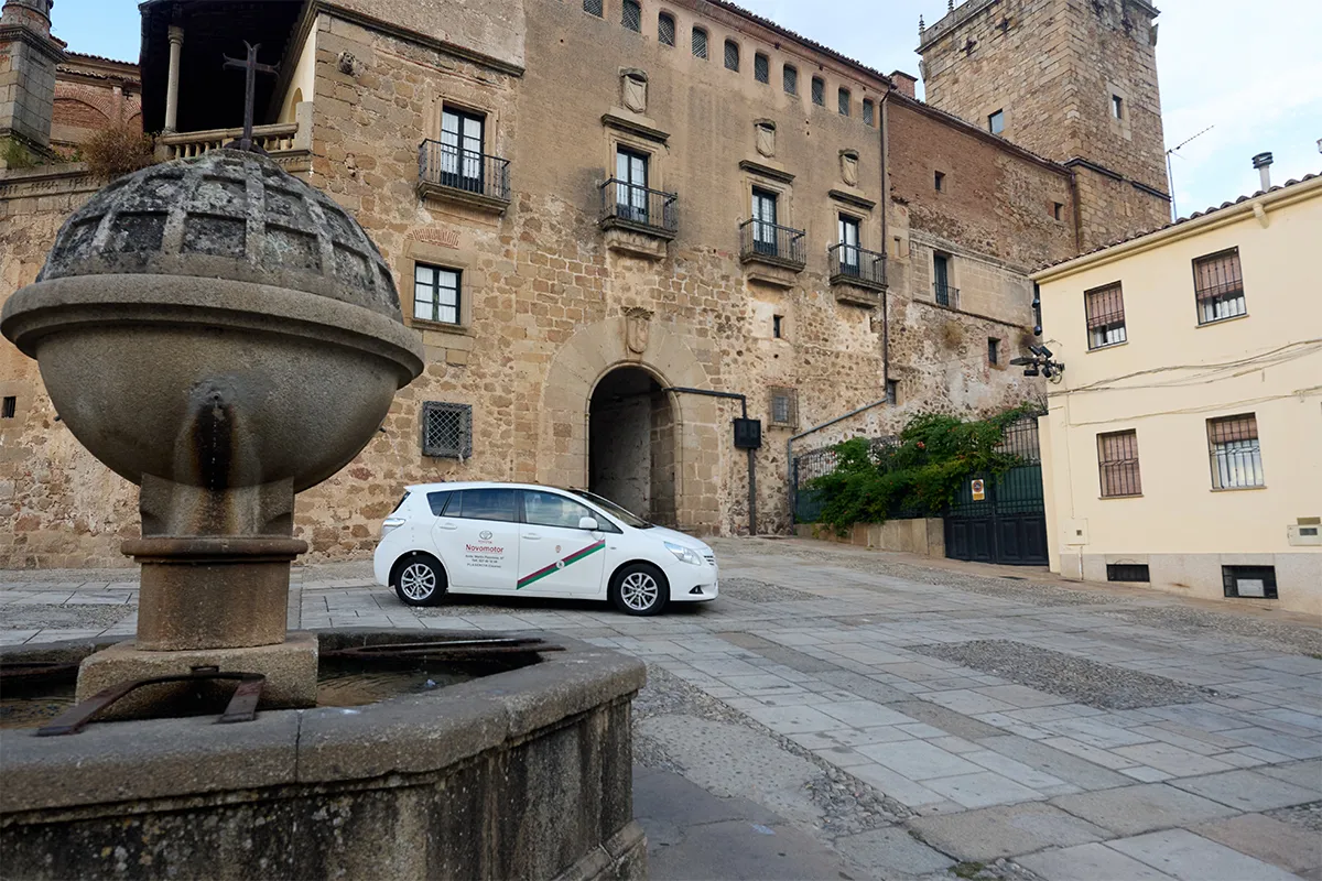 Vehículo de taxi en Plasencia preparado para traslados corporativos y servicio 24 horas.