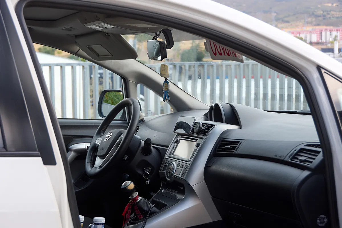 Taxi en Plasencia para traslados de empresa y servicio 24 horas al aeropuerto. Servicio Profesional.