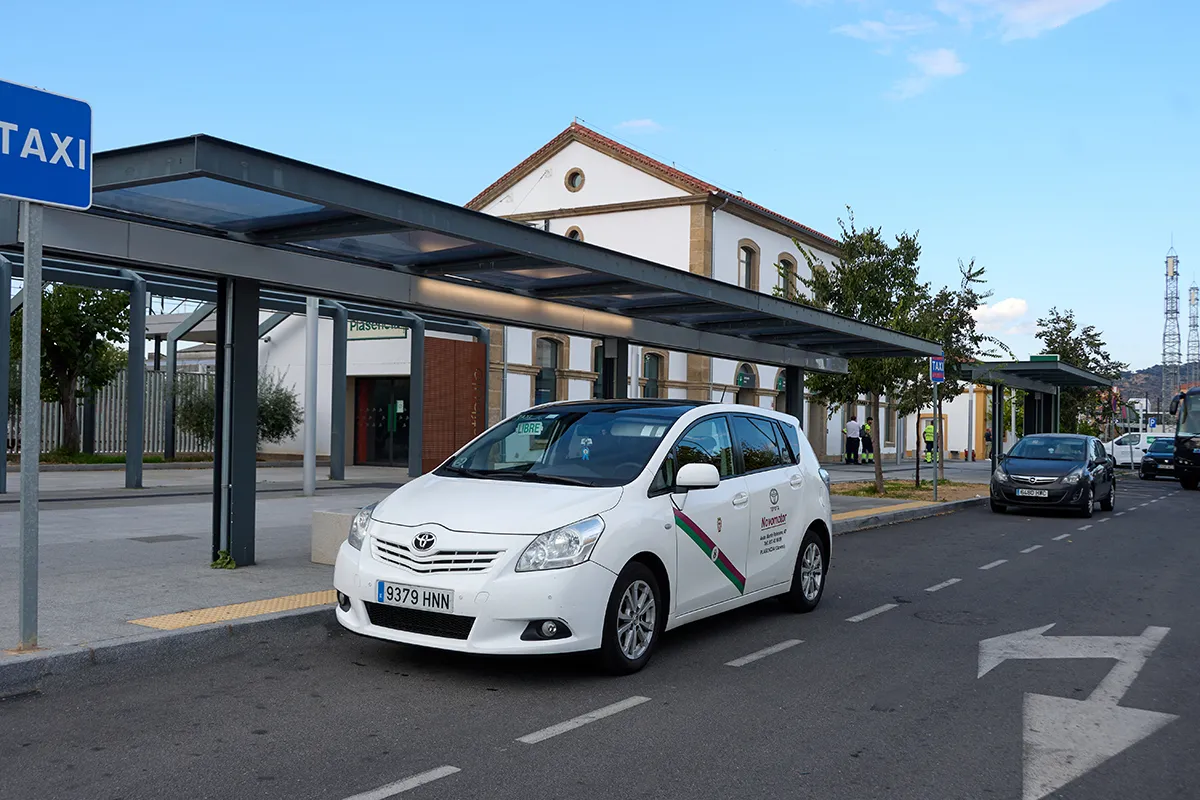 Taxi en Plasencia para traslados de empresa y servicio 24 horas al aeropuerto. Trayectos a Renfe y recogidas.
