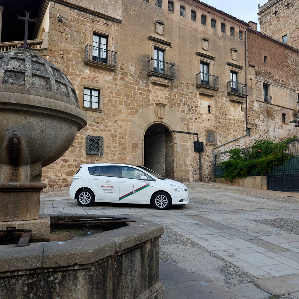 Taxi en Plasencia disponible las 24 horas para traslados al aeropuerto y servicios a empresas.
