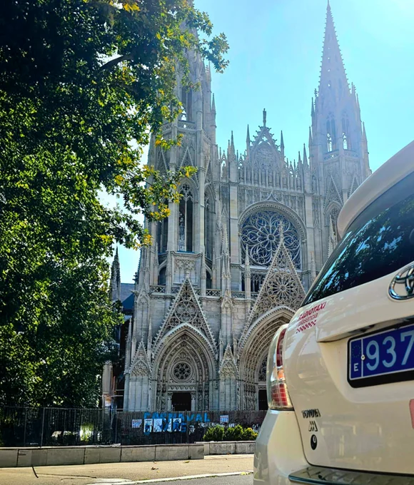 Taxi disponible en Plasencia las 24 horas, ideal para traslados al aeropuerto y servicios empresariales.