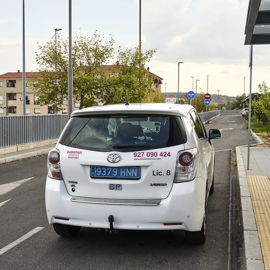 Taxi en Plasencia disponible las 24 horas para traslados al aeropuerto y servicios a empresas.
