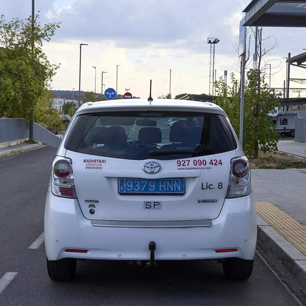 Taxi profesional en Plasencia con servicio continuo 24h, traslados y recogidas en aeropuertos.